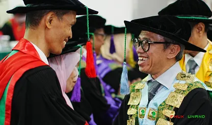 Foto 1 Prof. Kurnia Warman dikukuhkan sebagai guru besar di...