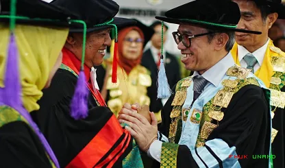Foto 2 Prof. Kurnia Warman dikukuhkan sebagai guru besar di...