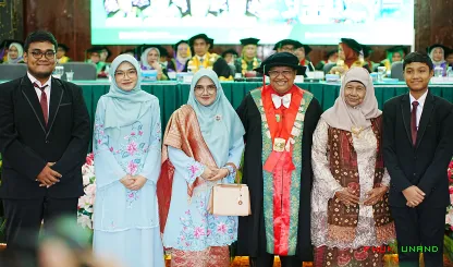 Foto 3 Prof. Kurnia Warman dikukuhkan sebagai guru besar di...