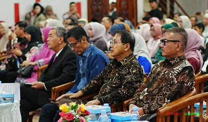 Foto 8 Prof. Kurnia Warman dikukuhkan sebagai guru besar di...