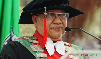 Foto 9 Prof. Kurnia Warman dikukuhkan sebagai guru besar di...