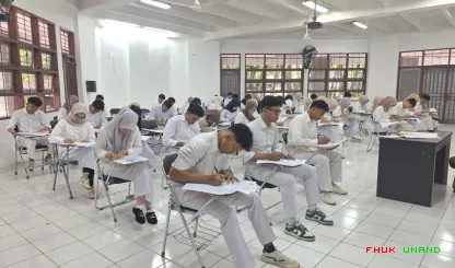 Foto 2 suasana peserta dan panitia UTS semester genap tahun...