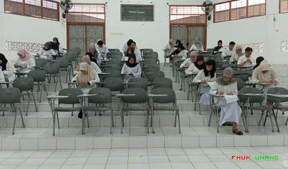 Foto 2 suasana hari kedua peserta dan panitia UTS semester...