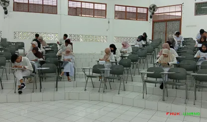 Foto 3 suasana hari kedua peserta dan panitia UTS semester...