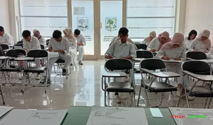 Foto 1 Mahasiswa sedang ujian UTS semester genap tahun...