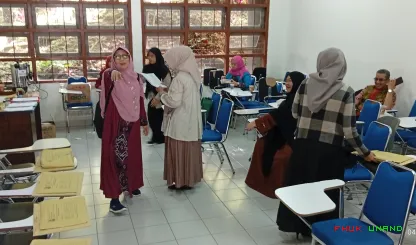 Foto 2 Pengawas ujian UTS semester genap tahun ajaran...