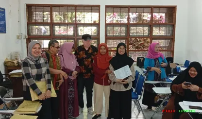 Foto 2 Pengawas ujian UTS semester genap tahun ajaran...