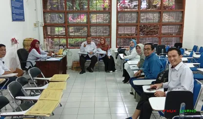 Foto 1 Suasana pagi sekretariat ujian uts hari senin 13...