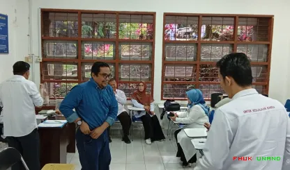 Foto 2 Suasana pagi sekretariat ujian uts hari senin 13...