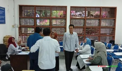 Foto 3 Suasana pagi sekretariat ujian uts hari senin 13...