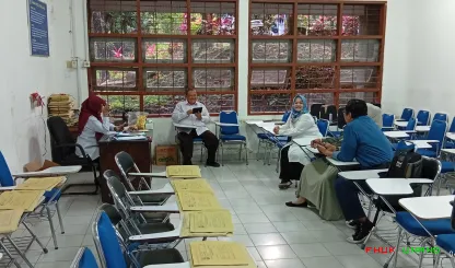 Foto 4 Suasana pagi sekretariat ujian uts hari senin 13...