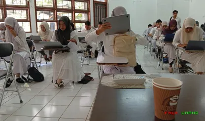 Foto 1 Ujian paperless uts hari senin 13 april 2026 di...