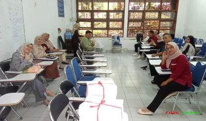 Foto 2 Suasana secretariat gedung F Sesi 3 UTS Rabu 15...