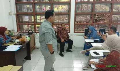 Foto 1 Suasana sekretariat UTS semester genap tahun ajaran...