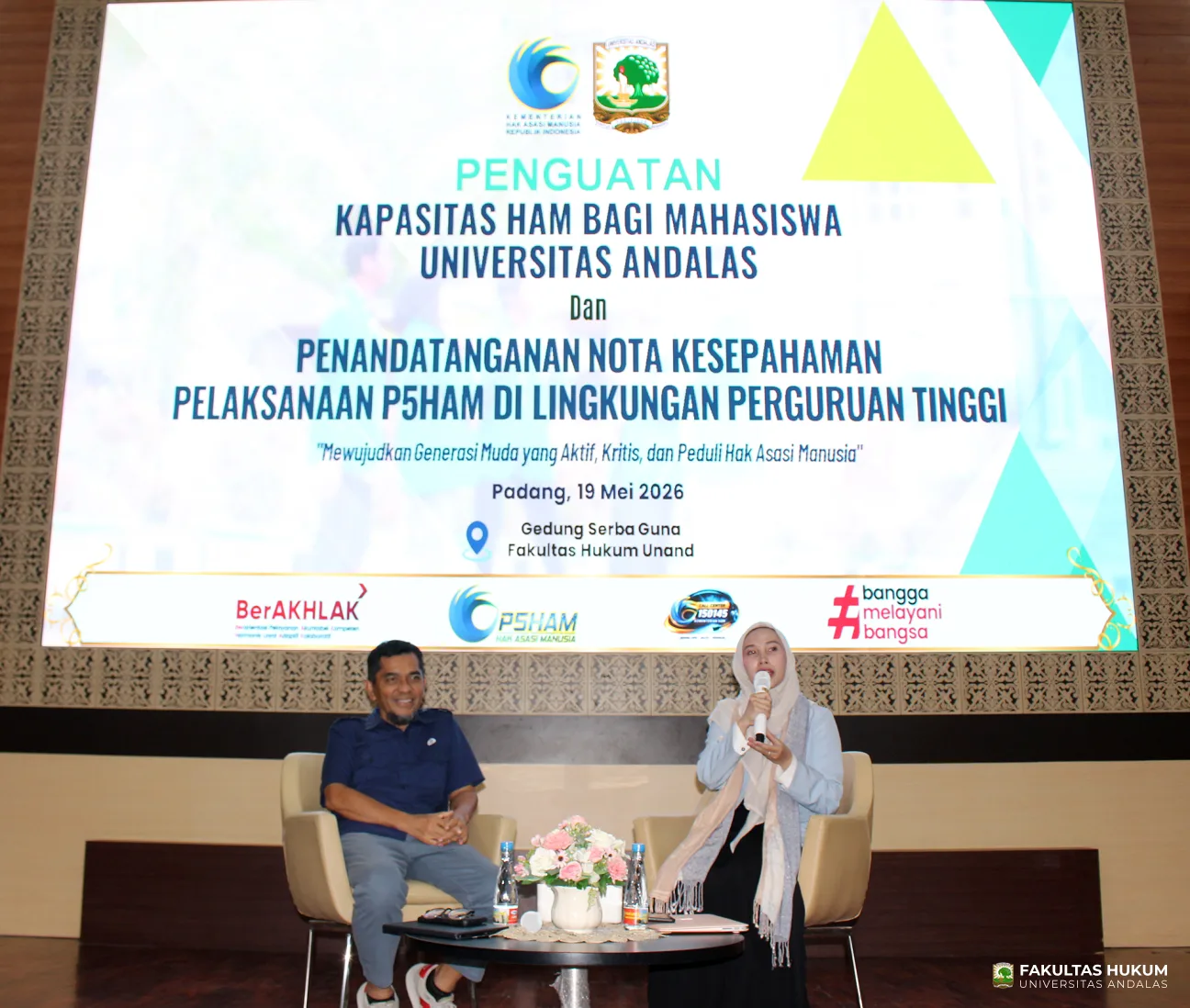 Foto 2 Narasumber Seminar dan Penguatan Kapasitas HAM bagi Mahasiswa