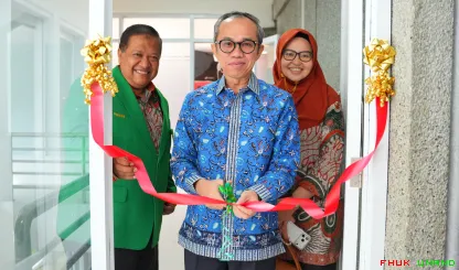 Rektor Universitas Andalas (Unand), Efa Yonnedi, meresmikan...