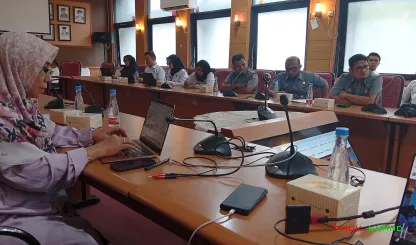 Foto 1 Kegiatan yang berlangsung di lingkungan Universitas...