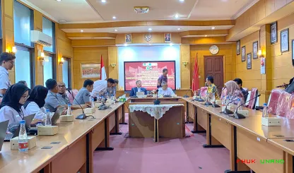 Foto 2 Kegiatan yang berlangsung di lingkungan Universitas...