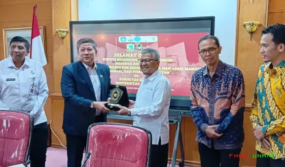 Foto 3 Kegiatan yang berlangsung di lingkungan Universitas...