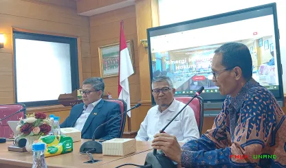 Foto 4 Kegiatan yang berlangsung di lingkungan Universitas...