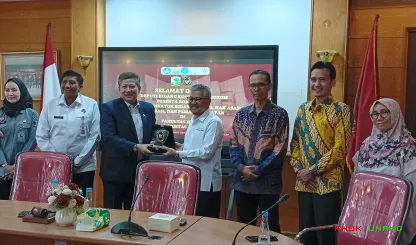 Foto 5 Kegiatan yang berlangsung di lingkungan Universitas...