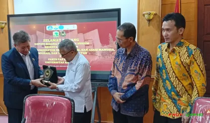 Foto 6 Kegiatan yang berlangsung di lingkungan Universitas...
