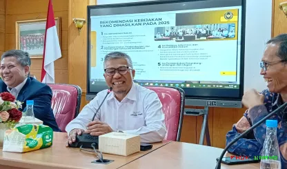 Foto 8 Kegiatan yang berlangsung di lingkungan Universitas...