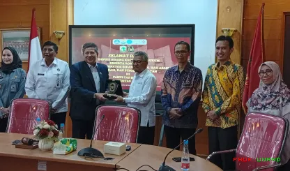 Foto 9 Kegiatan yang berlangsung di lingkungan Universitas...