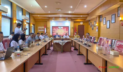 Foto 13 Kegiatan yang berlangsung di lingkungan Universitas...