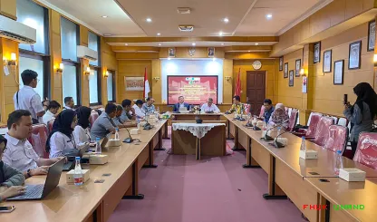Foto 15 Kegiatan yang berlangsung di lingkungan Universitas...