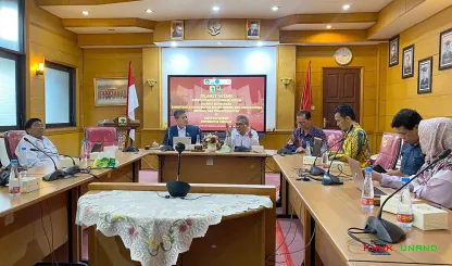 Foto 16 Kegiatan yang berlangsung di lingkungan Universitas...