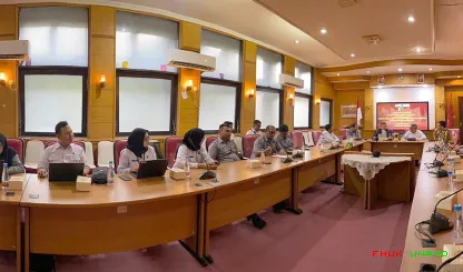 Foto 17 Kegiatan yang berlangsung di lingkungan Universitas...