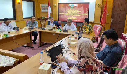 Foto 18 Kegiatan yang berlangsung di lingkungan Universitas...