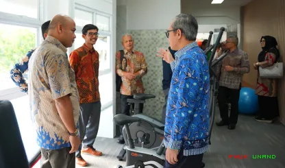 Foto 1 Rektor Universitas Andalas (Unand), Efa Yonnedi,...
