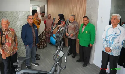 Foto 2 Rektor Universitas Andalas (Unand), Efa Yonnedi,...