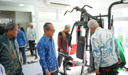 Foto 3 Rektor Universitas Andalas (Unand), Efa Yonnedi,...