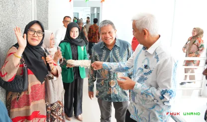 Foto 1 Rektor Universitas Andalas (Unand), Efa Yonnedi,...