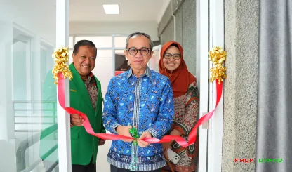 Foto 3 Rektor Universitas Andalas (Unand), Efa Yonnedi,...