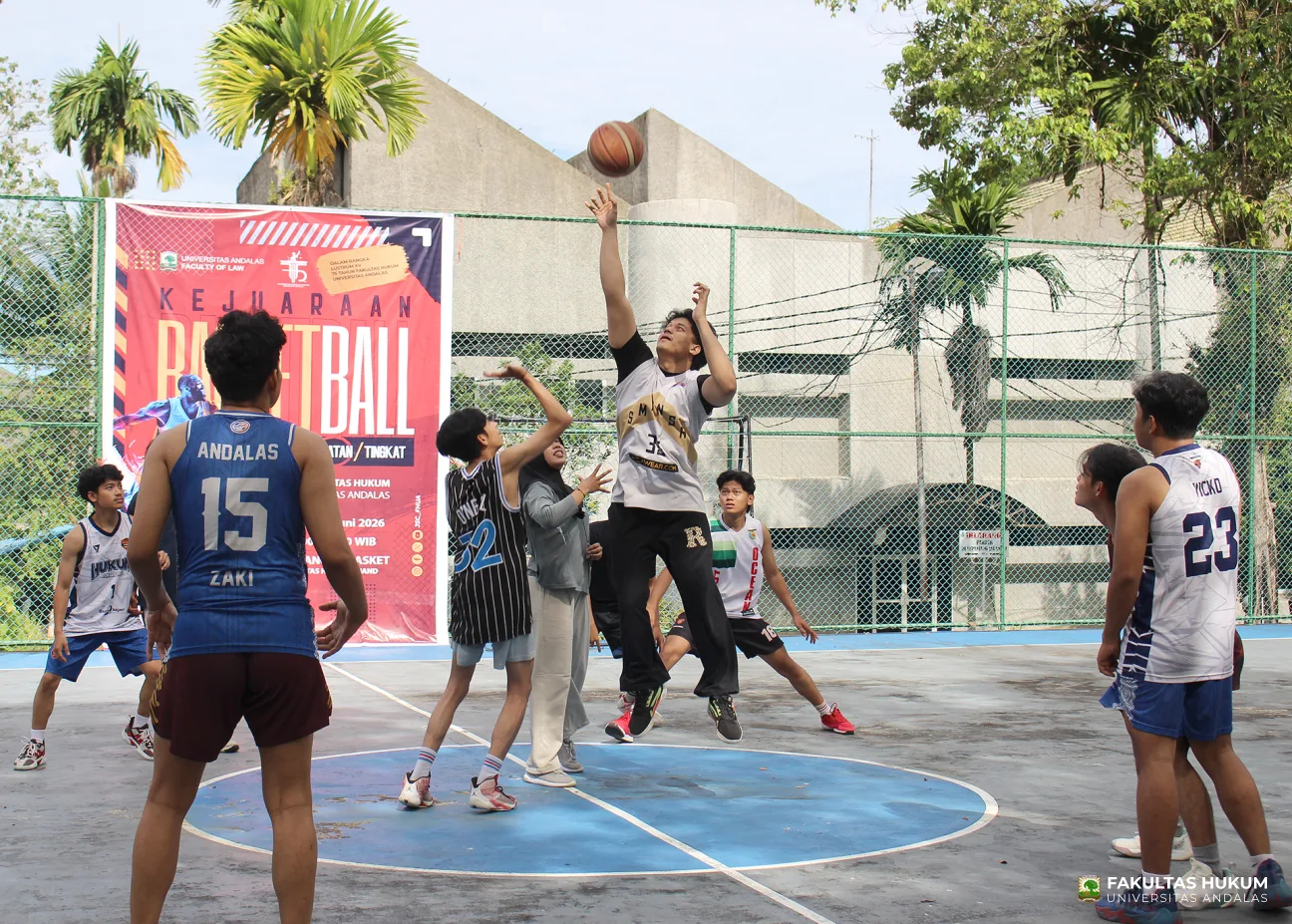 Foto 5 Kejuaraan Basket Antar Angkatan/Tingkat Se-Fakultas Hukum