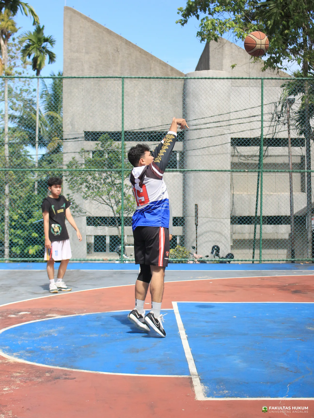 Foto 17 Kejuaraan Basket Antar Angkatan/Tingkat Se-Fakultas Hukum