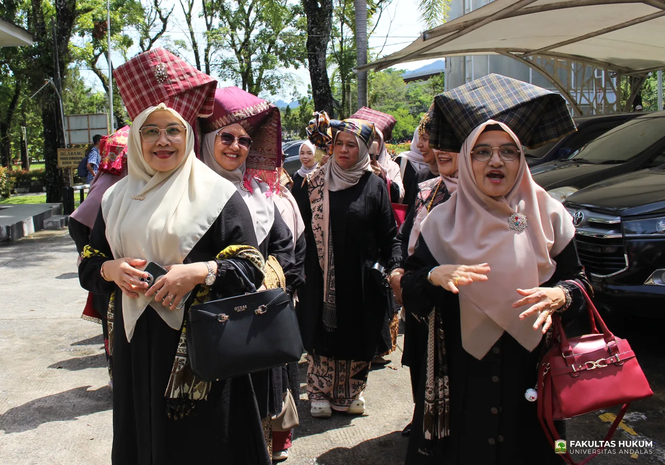 Foto 50 Tingkuluak Bundo Kanduang