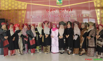 Persiapan acara perpisahan anggota Dharma Wanita yang akan...