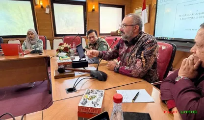 Foto 6 Menghadirkan narasumber terkemuka di bidang kajian...