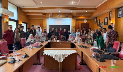 Foto 9 Menghadirkan narasumber terkemuka di bidang kajian...
