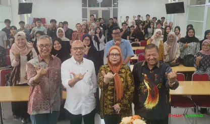 Foto 1 Narasumber 1. Prof. Dr. Abu Bakar Munir, LL.B, Ph.D...