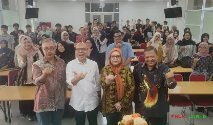 Foto 6 Narasumber 1. Prof. Dr. Abu Bakar Munir, LL.B, Ph.D...
