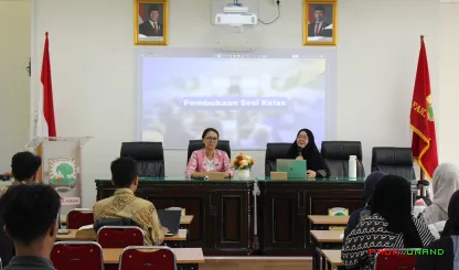 Foto 1 Praktisi Mengajar pada mata kuliah Hukum Diplomatik...