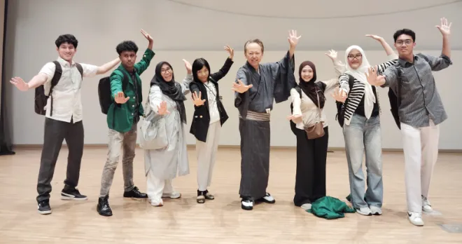 Gambar 3 foto bersama yanagiya sensei dan nishikawa sensei usai pertunjukan noss.
