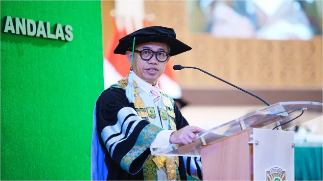 677 lulusan unand diwisuda, rektor tekankan pentingnya adaptasi di era ai dan integritas