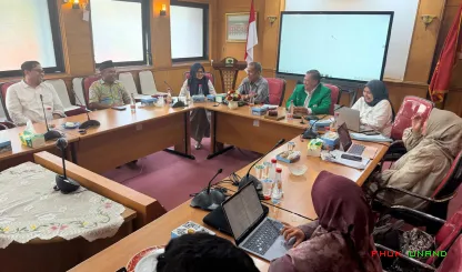 Foto 1 Penyerahan Beasiswa Penulisan Skripsi Saldi Isra...